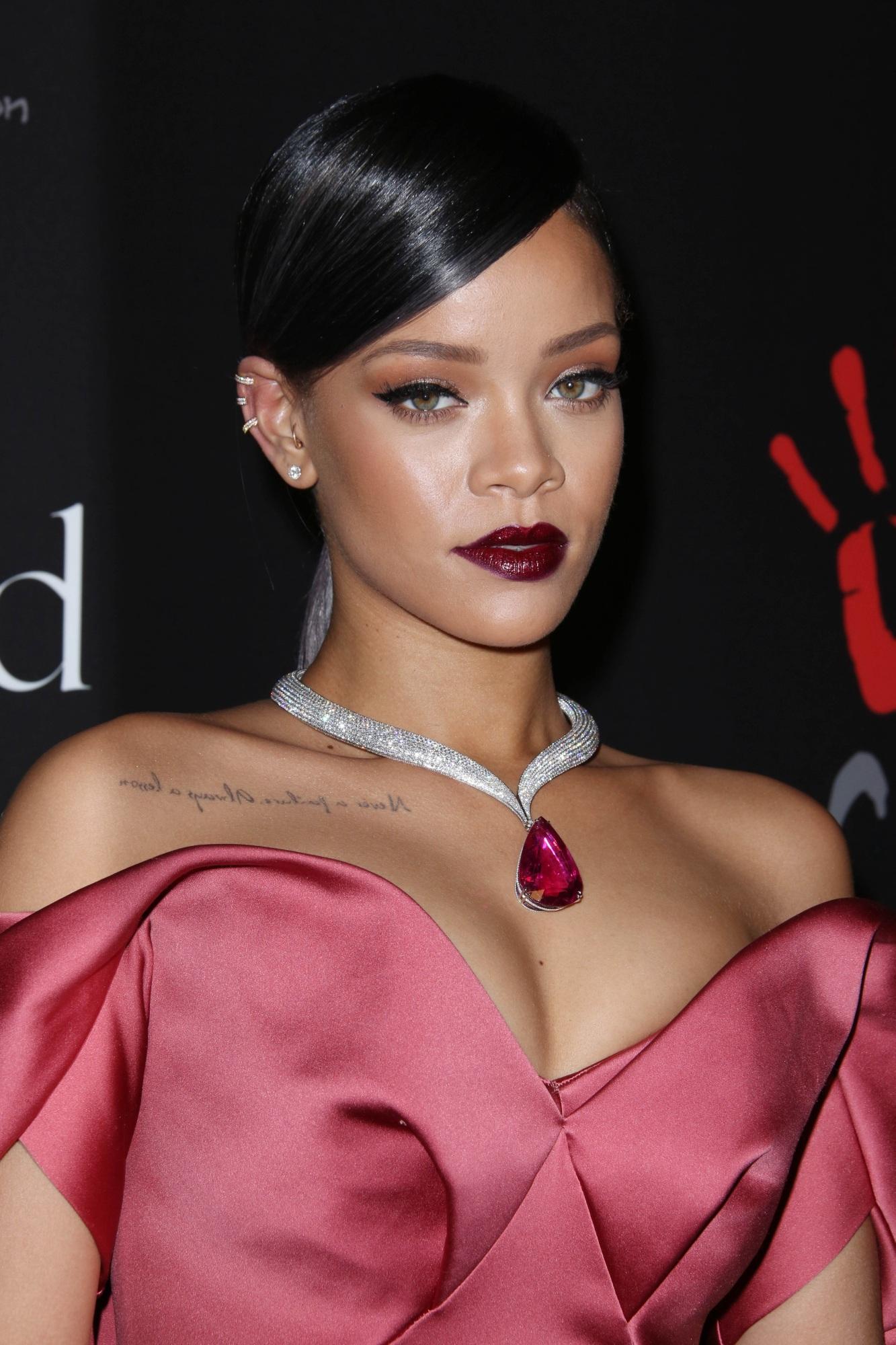 Asta e adevărata ei faţă! După multe rugăminţi, Rihanna s-a fotografiat fără pic de machiaj, dis-de-dimineaţă, &icirc;n pat