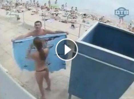 Mori de râs! Ce se întâmplă atunci când o femeie aflată pe plajă vrea să-și schimbe costumul de baie. Reacția bărbatilor, DEMENȚIALĂ! (VIDEO)