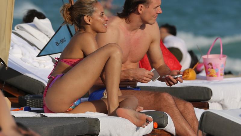 Moment DEOCHEAT la plajă! Slipul i-a jucat feste unei iubite de fotbalist: S-a văzut TOT!