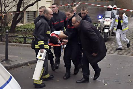 VIDEO: Caricaturile cu Mahomed, motivul atacului armat din Paris! ȘOCANT: Atacatorii împușcă un polițist