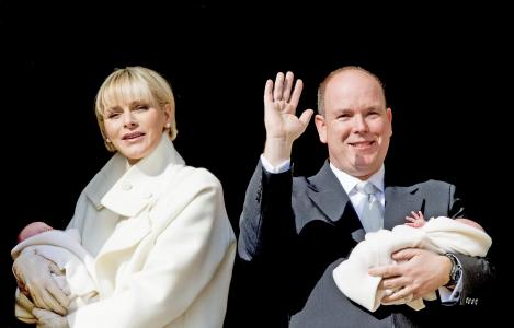 Prințul Albert de Monaco și soția sa, Charlene, și-au prezentat oficial gemenii