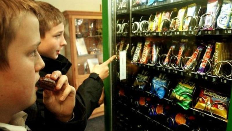 VIDEO: Cum să păcăleşti automatul şi să iei mâncare gratis, într-o secundă! Filmuleţul face furori pe Internet