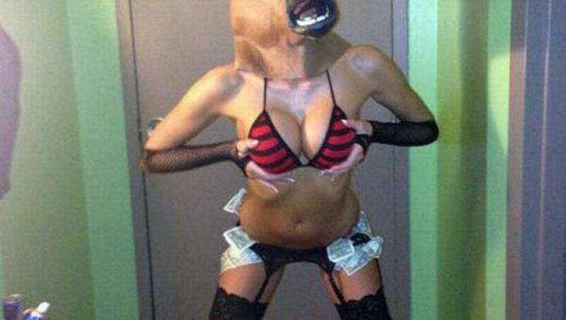 Dumnezeule, ce-a fost în capul lor!? Femeile astea au vrut să fie amuzante, însă au EȘUAT MAGISTRAL! Cele mai PENIBILE imagini DINTOTDEAUNA