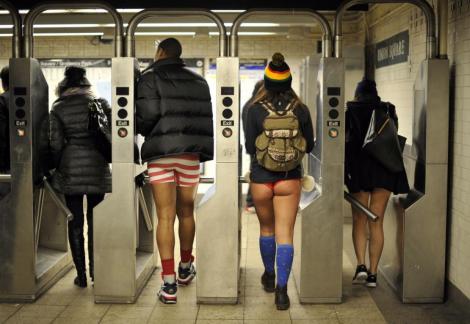 Duminică, ora 15:00, FĂRĂ PANTALONI LA METROU! "No Pants Subway Ride" cucereşte Bucureştiul pentru prima dată!