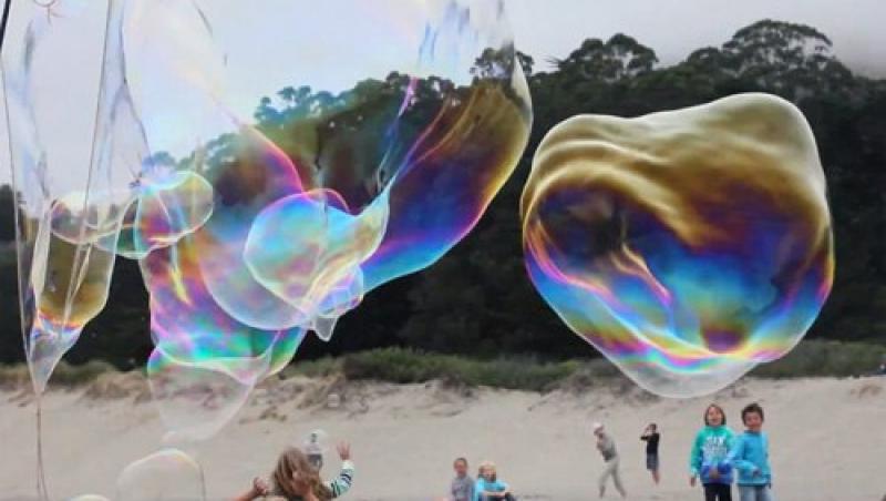 Oamenii au rămas fără cuvinte în fața spectacolului: Baloane uriașe de săpun au fost lansate pe o plajă! Clipul a devenit VIRAL