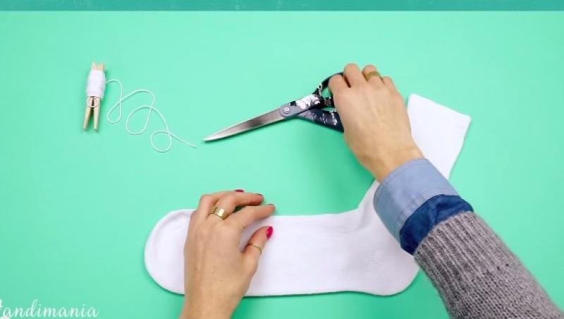 VIDEO inedit: Ai nevoie de o foarfecă și de niște ață: Uite la ce îți poate folosi un ciorap vechi