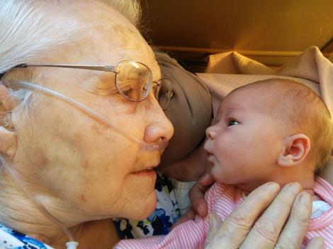 Bucuria unei vieți de 92 de ani! Întâlnirea dintre străbunica Millie și nepoțica ei de doar două zile a emoționat o lume întreagă