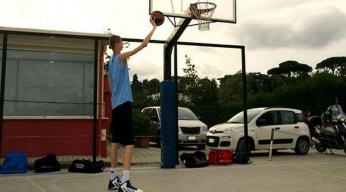 FOTO: Robert Bobroczky, puştiul de 15 ani care măsoară 2, 29 de metri, a atras toate privirile &icirc;n Spania! Cum arată puştiul gigant!