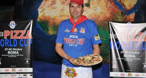 E din Focșani și a reușit să-i cucerească pe italieni! El este românul care face cea mai bună pizza din lume!