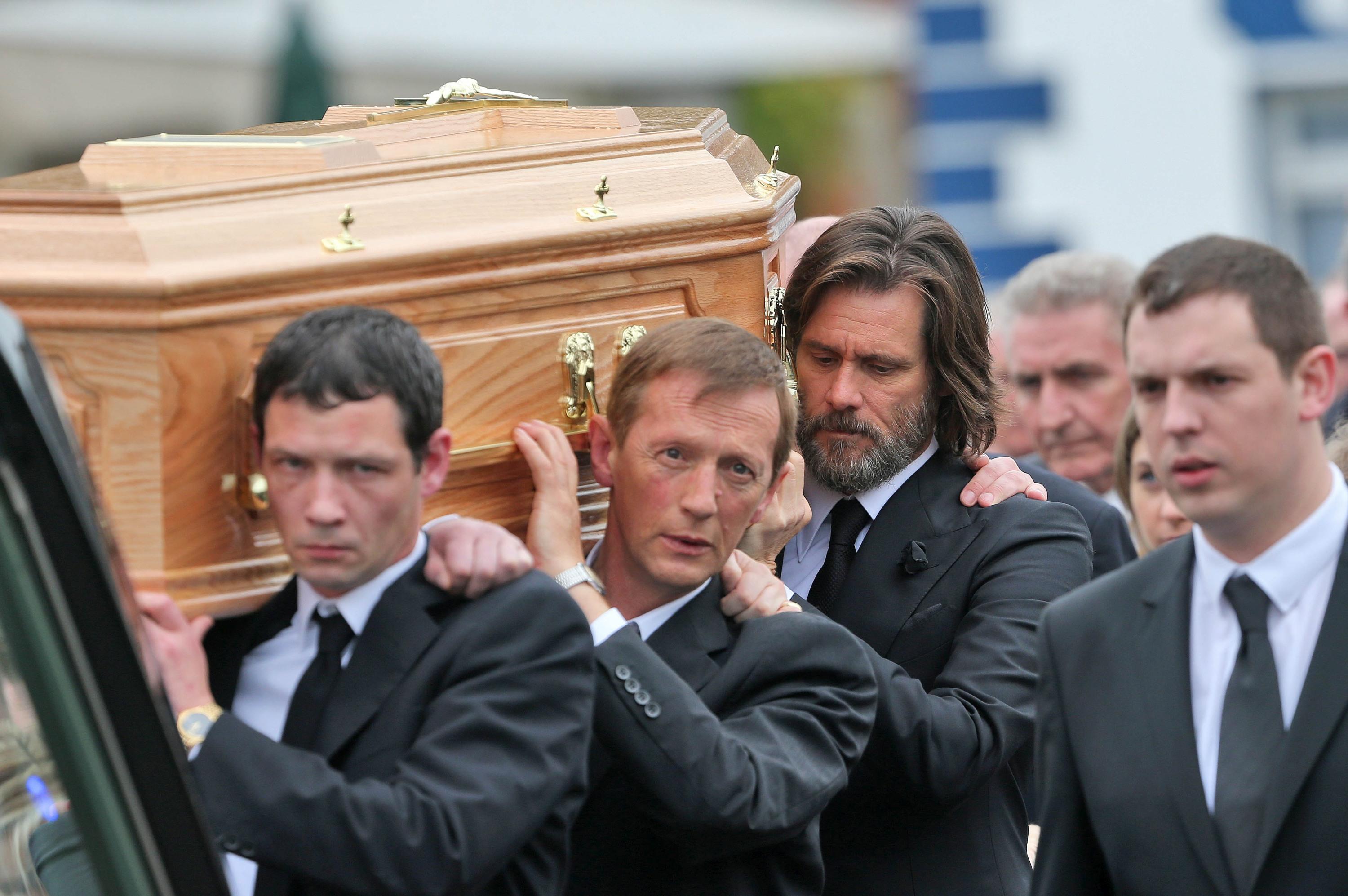 FOTO: I-a purtat cosciugul pe umeri! Jim Carrey, profund &icirc;ndurerat de moartea fostei sale iubite