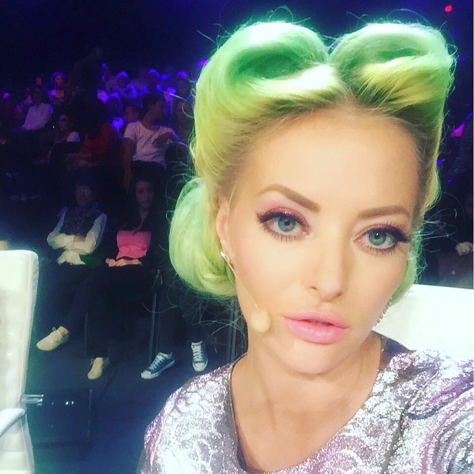 Transformare uimitoare: Delia a renunţat la părul verde şi a devenit... gheişă! Jurata X Factor e greu de recunoscut