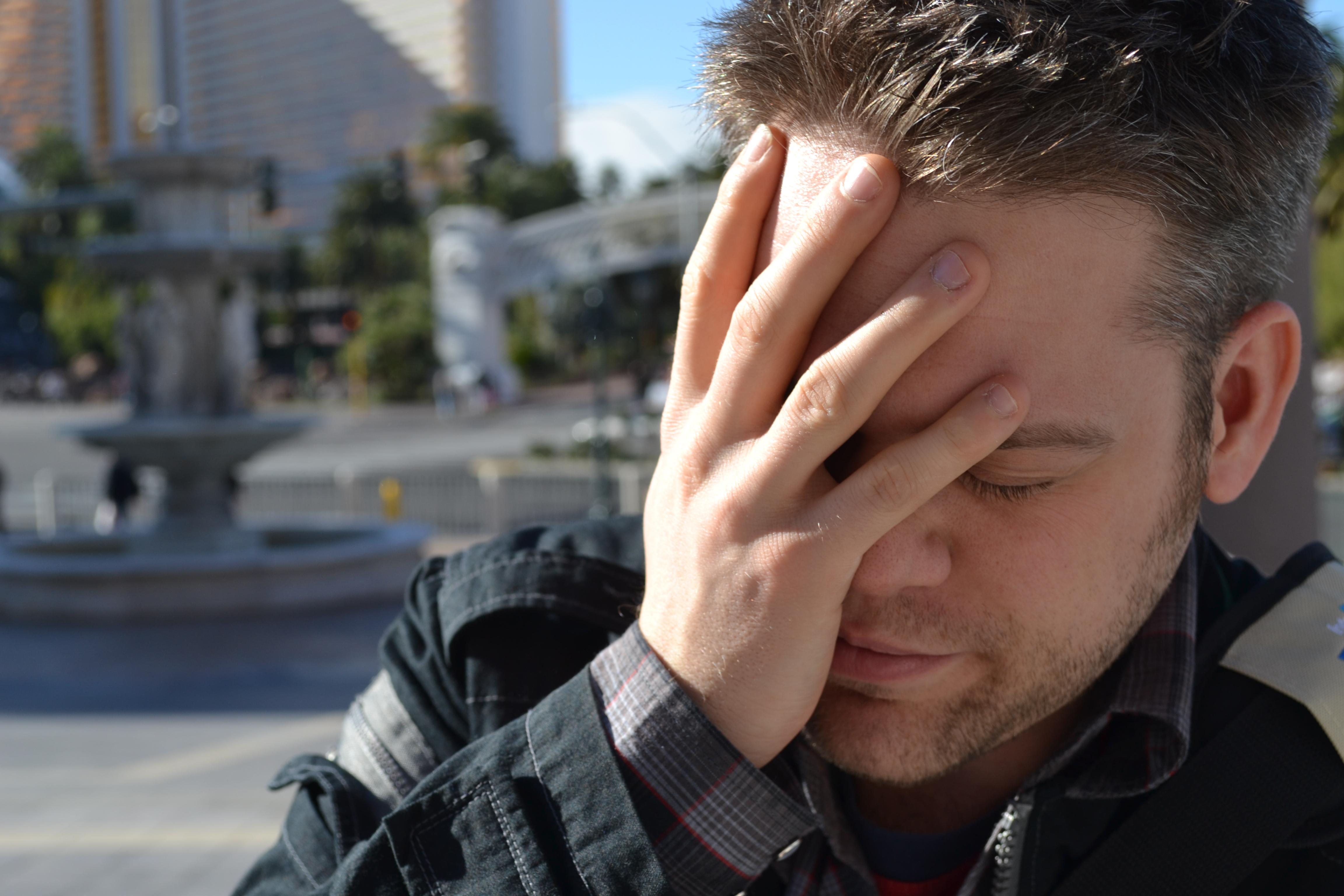 A vrut să-i trimită iubitei un mesaj siropos, dar a ajuns la prietenii săi! Gașca i-a făcut o surpriză de proporții!