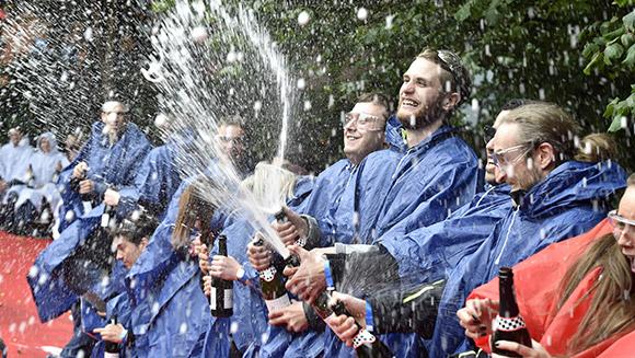 Cea mai mare adunare de milionari, c&acirc;ştigători la loterie: Au participat 110 persoane şi au fost deschise, succesiv, 285 de sticle de şampanie