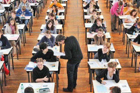 Decizie drastică luată de autorităţi! O şcoală primară obligă elevii să stea &icirc;n picioare! Care este motivul pentru care scaunele au fost scoase din clase