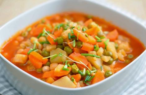 Ce mai gătim sănătos! Supă deasă eintopf, un preparat absolut delicios, cu multe legume