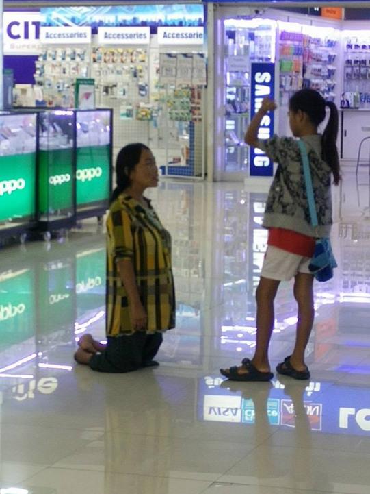 O mamă cu dizabilități a &icirc;ngenunchiat &icirc;n fața fiicei sale și i-a cerut scuze că nu &icirc;i poate cumpăra un iPhone!