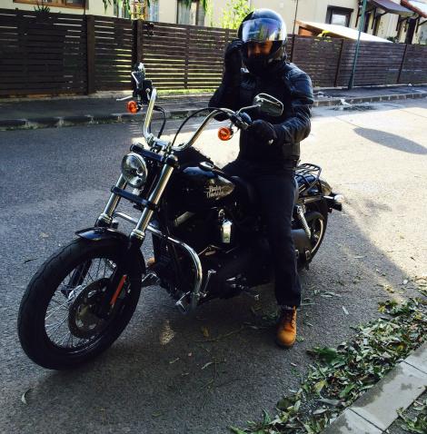 Mihai Petre, cu motocicleta prin București! Cum arată o zi din viața vedetei de la „Ham talent”