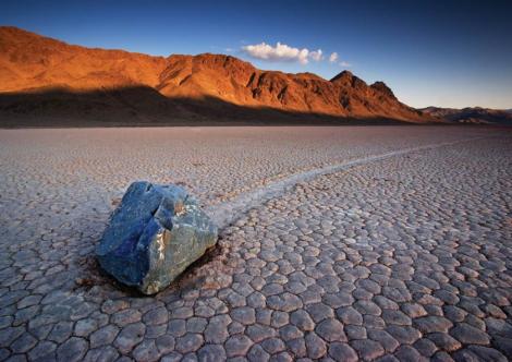 Cel mai mare secret al Pământului a ieşit la iveală! Misterul pietrelor mișcătoare din Valea Morții a fost elucidat
