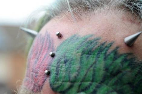 Și-a tatuat ochii și a renunțat la urechi, pentru a semăna cu pasărea preferată! El este „omul papagal”!