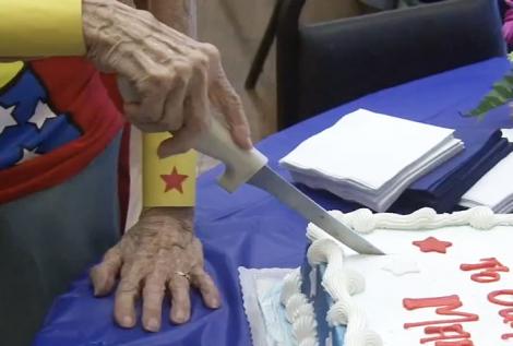FOTO: Are 103 ani şi este într-o formă maximă! Cum şi-a sărbătorit o bătrână ziua de naştere