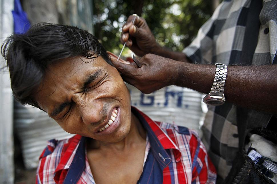 Cel mai bizar job din lume! Ce fac acești bărbați este de-a dreptul straniu!