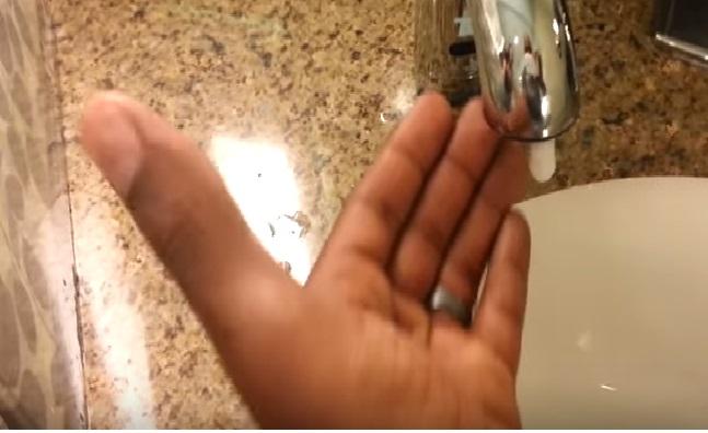 Distribuitorul de săpun care refuză persoanele de culoare!