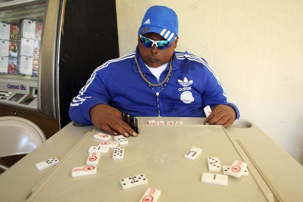 Cel mai bizar priveghi din lume! Familia l-a pus pe mort să joace domino!