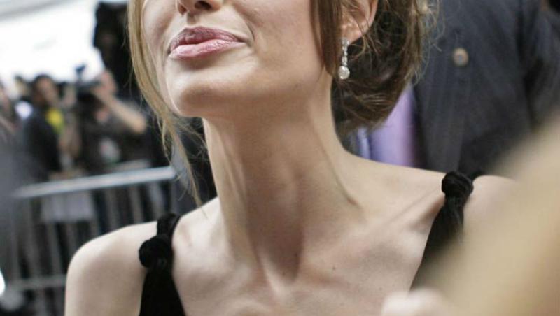 Zvonul bolii sale a cuprins tot mapamondul! Angelina Jolie, apariție spectaculoasă pe coperta din noiembrie a revistei 