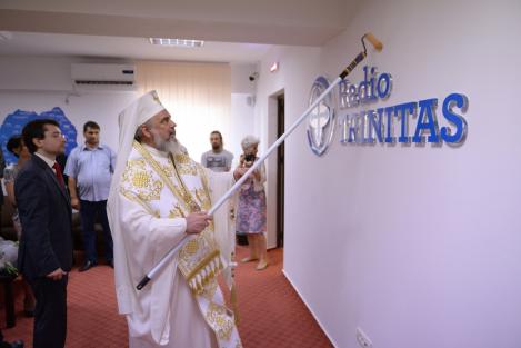 Scandal fără precedent! Un episcop ortodox, fotografiat în timp ce sfinţeşte rachete de război! Imaginile care au stârnit controverse pe internet!