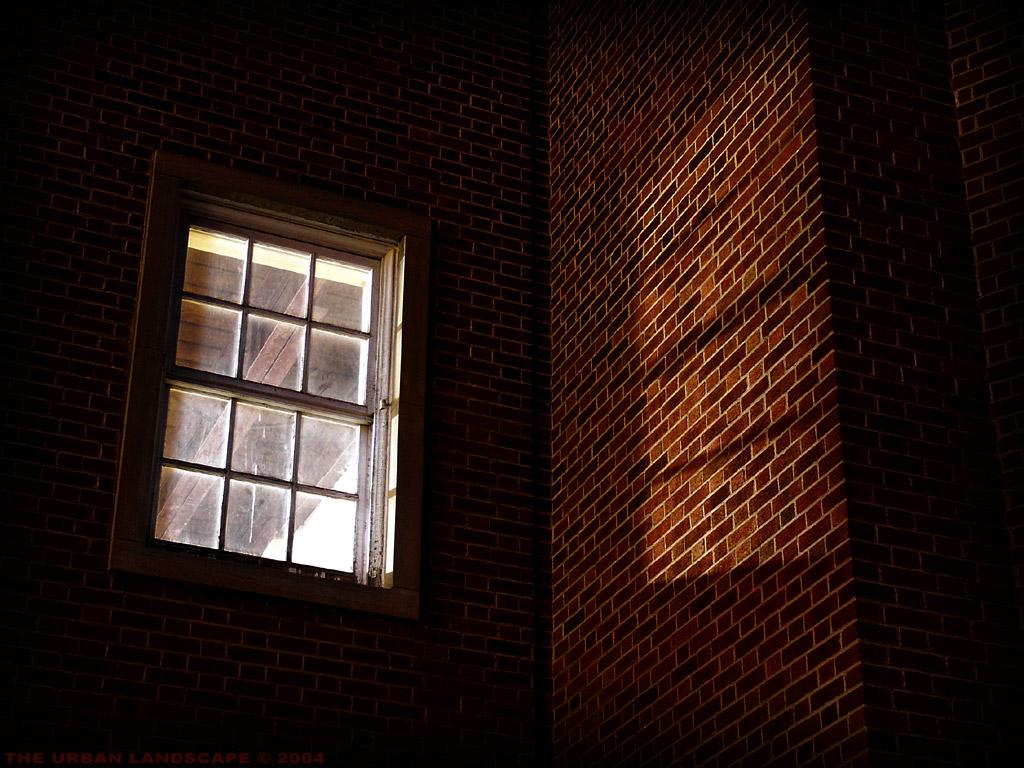 A văzut o lumină stranie la fereastră și s-a speriat! A doua zi a avut parte de un adevărat șoc! A arătat poză cu fantoma, e de-a dreptul &icirc;nfricoșător!