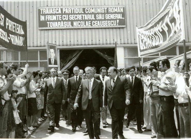 &Icirc;n '77, tovarășul lua locul domnului! De ce a interzis Nicolae Ceaușescu folosirea apelativelor "domn, doamnă" și le-a &icirc;nlocuit cu celebrul "tovaraș"