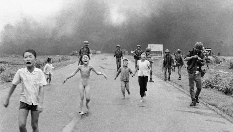 Imaginea cu numărul șapte. ”Fata din napalm”. Povestea fotografiei ce a pus capăt războiului din Vietnam