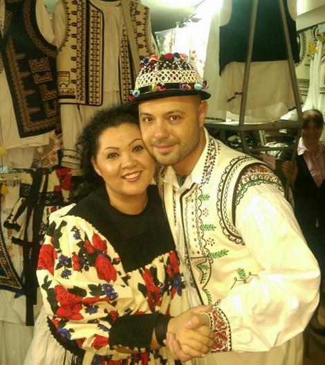 Minodora şi Mihai Mitoşeru, aşa cum nu i-ai mai văzut niciodată! Au atras toate privirile îmbrăcaţi în costume tradiţionale