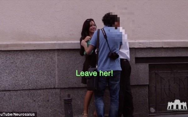 VIDEO: A ieșit pe stradă &icirc;mbrăcată &icirc;ntr-o rochie mult prea sexy și s-a prefăcut beată-turtă! Reacțiile bărbaților din jur, de neimaginat!