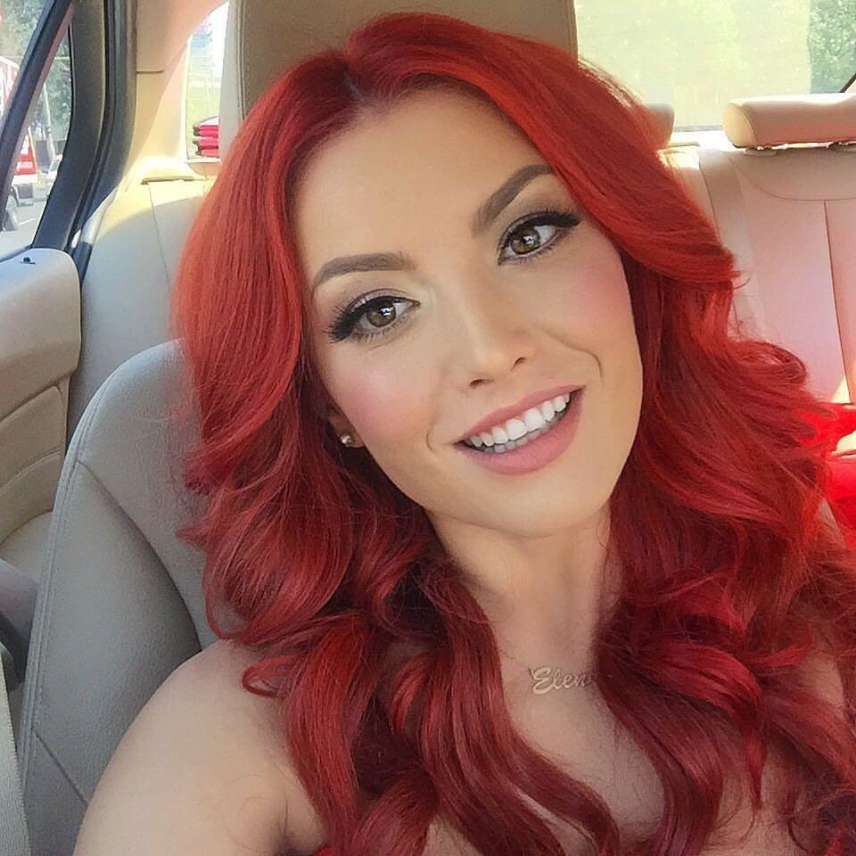 Asemănarea dintre Elena Gheorghe şi mama ei este izbitoare! E clar că de la ea a moştenit frumuseţea