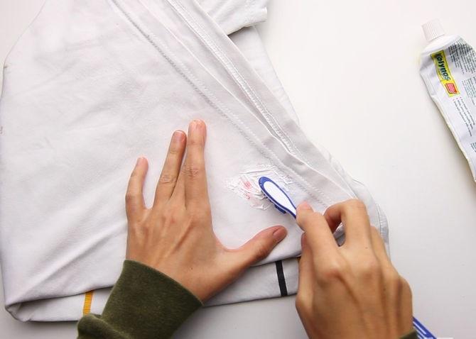 Scoate petele de pe haine cu ajutorul periuței de dinți! Trucul acesta te scapă de dat banii pe soluții scumpe!