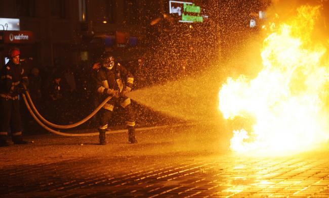 Tragedie &icirc;n București. Gabriel Oprea, Ministrul Afacerilor Interne: Sunt 26 de morți, e alarmă generală &icirc;n MAI, l-am anunțat și pe președintele Iohannis