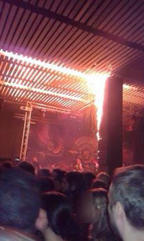 Momentul &icirc;n care a izbucnit focul &icirc;n Club Colectiv a fost surprins &icirc;n imagini! "Solistul a mulțumit publicului, apoi a cerut un extinctor"