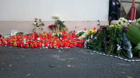 Imagini sfâșietoare în urma tragediei în care au murit 27 de persoane: Zeci de lumânări și buchete de flori, depuse în fața clubului Colectiv