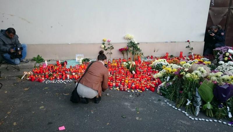 Imagini sfâșietoare în urma tragediei în care au murit 27 de persoane: Zeci de lumânări și buchete de flori, depuse în fața clubului Colectiv