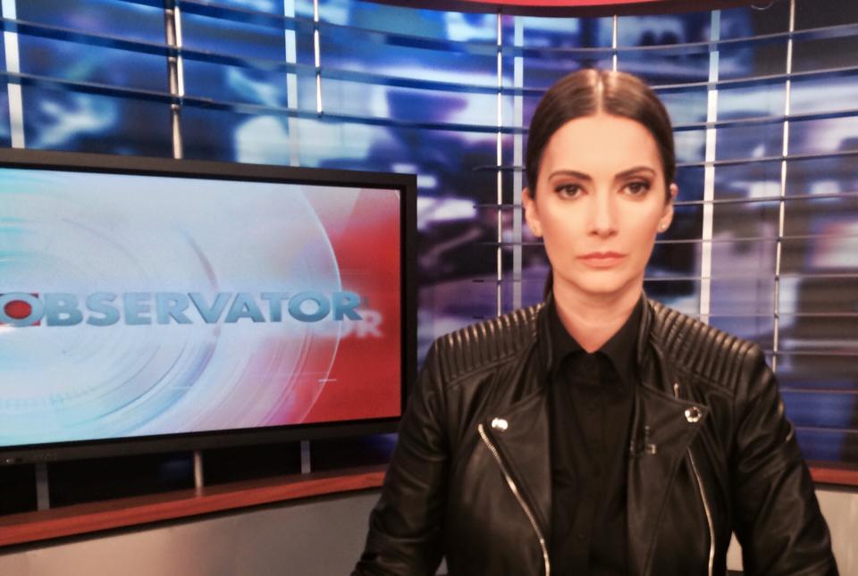 Solidaritate cu victimele din clubul Colectiv! Andreea Berecleanu a &icirc;mbrăcat, la Observator, o geacă din piele, &icirc;n memoria celor care iubeau muzica rock