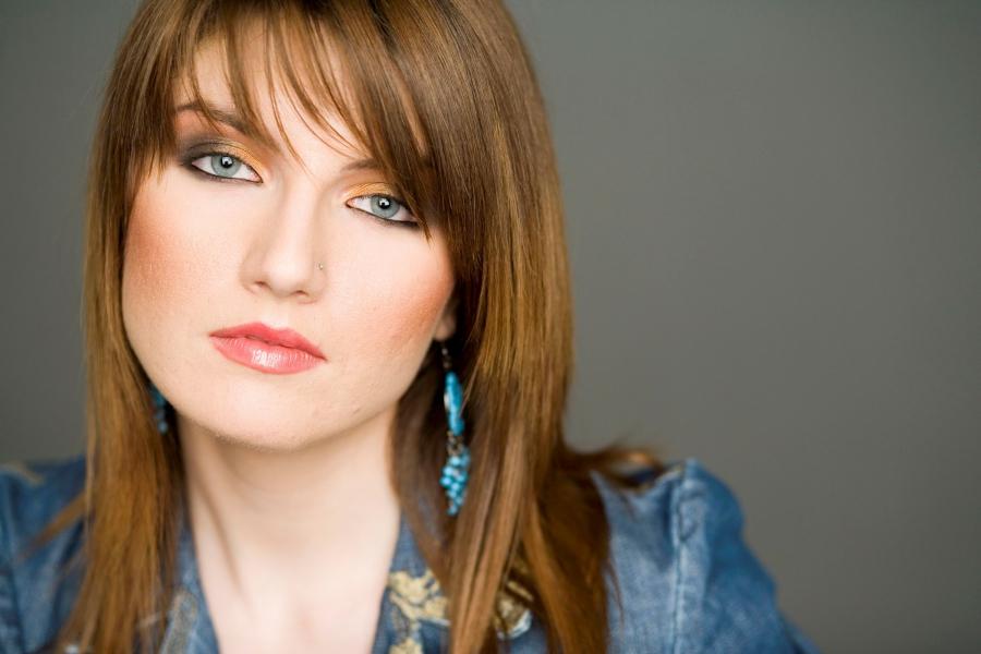 Alexandra Ungureanu &icirc;și tratează acneea prin terapie psihologică!