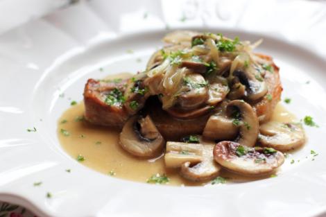 Ce mai gătim! Antricot jucăuş, un preparat delicios cu ghebe şi ciuperci champignon