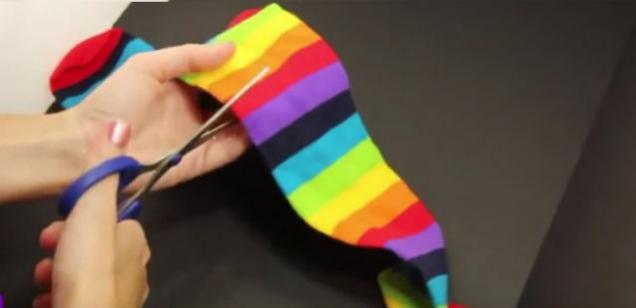 VIDEO! A luat o foarfecă și o pereche de șosete vechi, iar rezultatul este SPECTACULOS