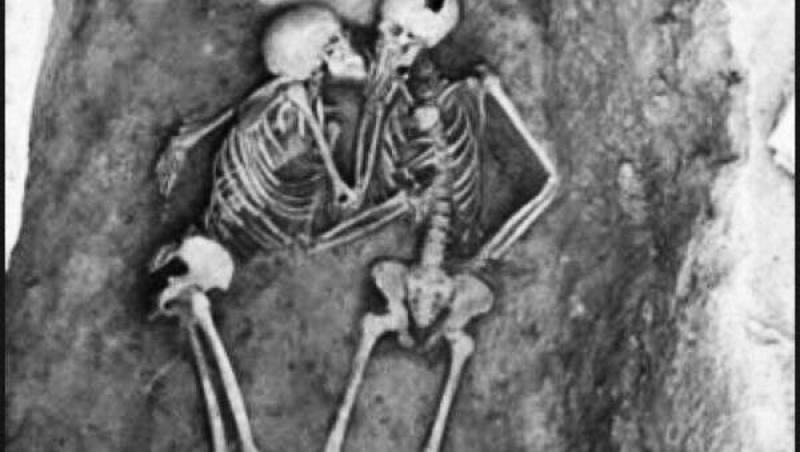 Crezi că dragostea moare vreodată? ”Indrăgostiții din Hasanlu” au 2.800 de ani. Au fost îngropați sărutându-se!
