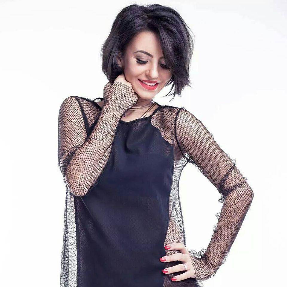 FOTO: Rujul și rimelul &icirc;i "fac" fața Giuliei? Vedeta, de nerecunoscut, după ce a fost surprinsă fără machiaj: "Vai, ce m-am speriat!"