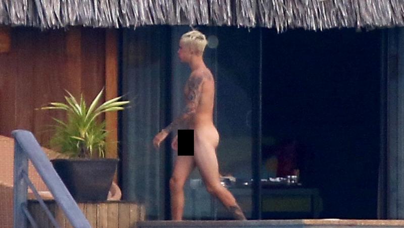 Imagini interzise minorilor! Justin Bieber, surprins gol pușcă, în compania unei brunete focoase!