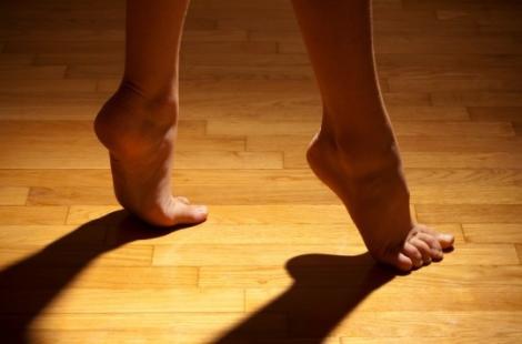 Ce se întâmplă dacă mergi cu picioarele goale! 10 secrete pe care nu le știai până acum! Vei renunța complet la papuci!