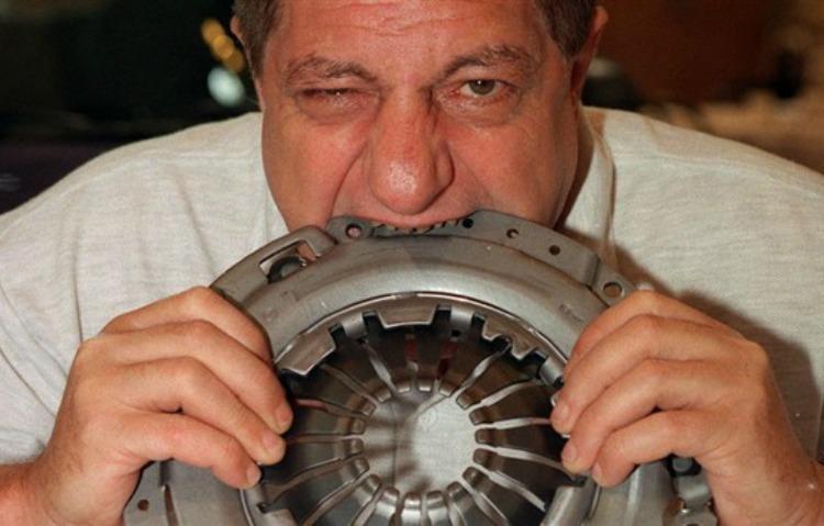 VIDEO! Omul cu cea mai bizară dietă din istorie: cauciuc la micul-dejun, metal la pr&acirc;nz și sticlă la cină