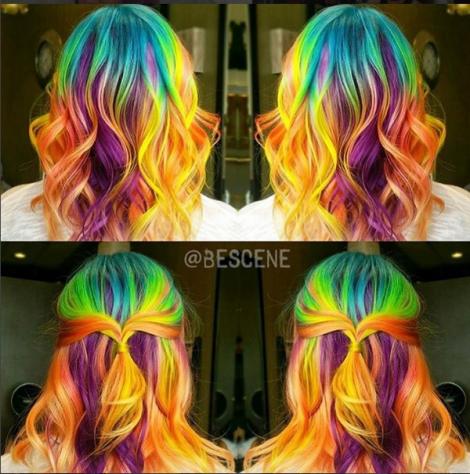 Părul curcubeu este noua modă în materie de culori! Nici nu bănuiai cât de ușor se obține: VIDEO pas cu pas